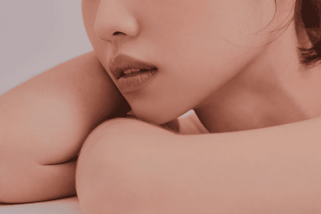 女性の腕と口元