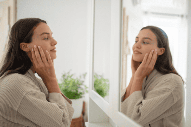 鏡で肌の調子を確認する女性