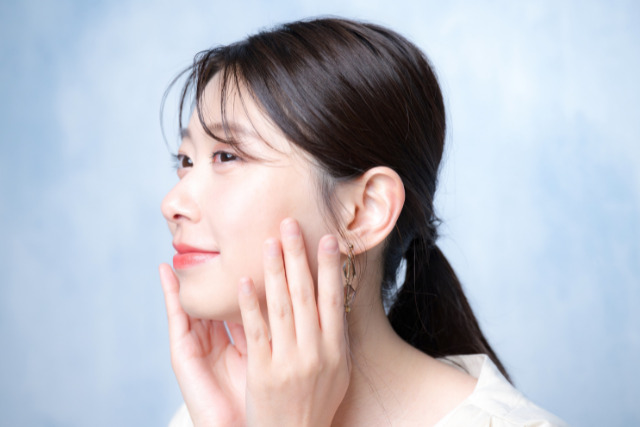 頬に手を添える女性
