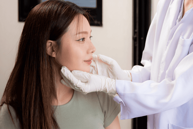 医者と一緒に輪郭を確認する女性