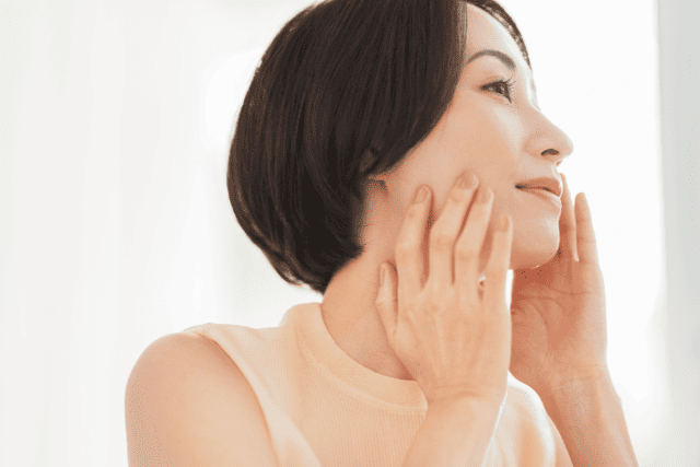 輪郭を触る女性