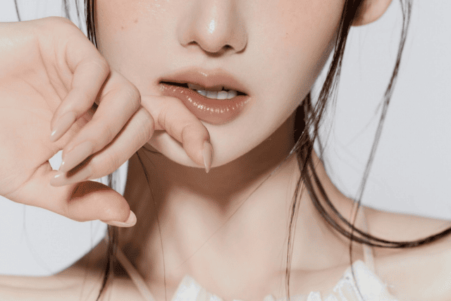 口元に手を添える女性
