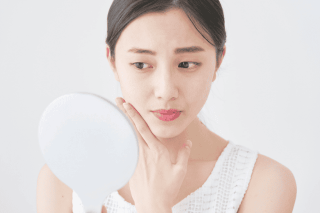鏡でフェイスラインを気にしている様子