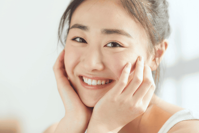 顔に手を添える女性