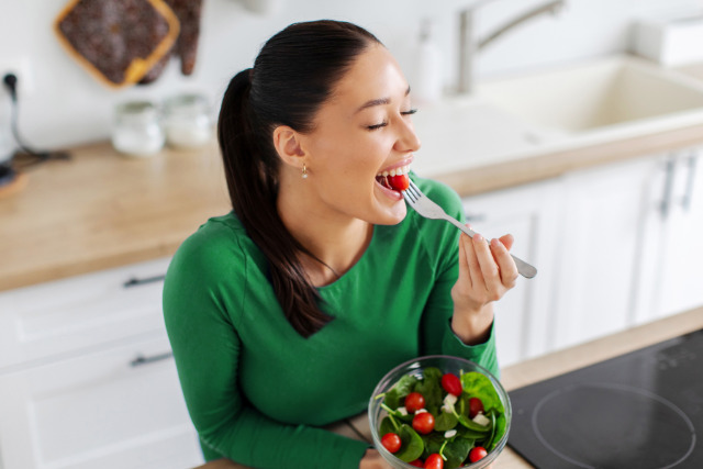 サラダを食べる女性