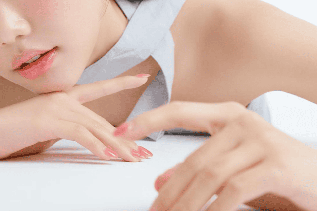 女性が机に顔を近づけている様子