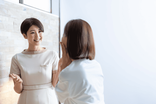 美容クリニックのスタッフと患者さん