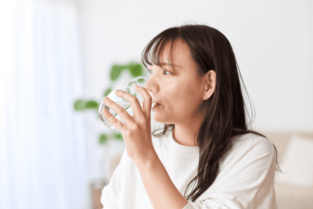 水を飲む女性