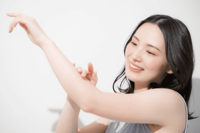 二の腕を見る女性