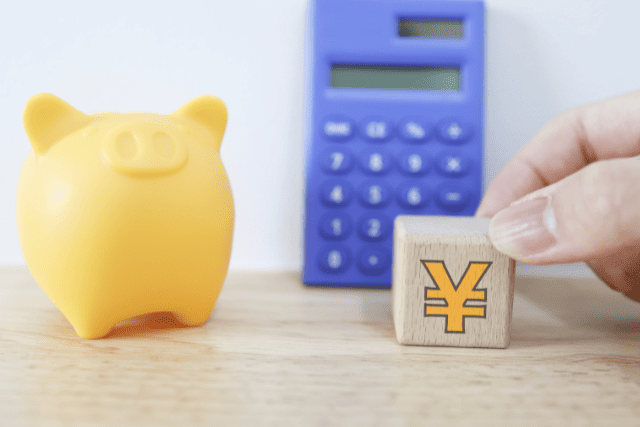 貯金箱と円がかかれたサイコロ