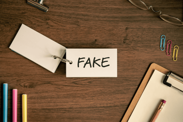 「FAKE」と書かれた紙